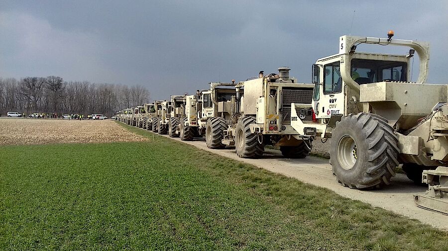 DMT vibro kamyonları bozunumsuz sismik keşif için sıraya girmektedir