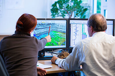 Pemrosesan data geofisika dan interpretasi geologi Jeofizik veri işleme ve jeolojik yorumlama