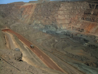 Güney Amerika'daki bir açık ocakta kamyonla taşımacılık