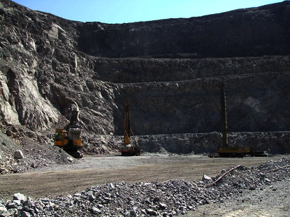 Bir demir cevheri açık ocağında patlatma deliği sondajı